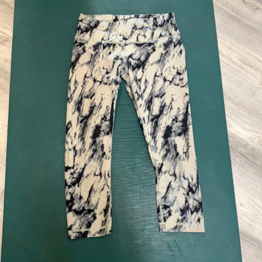 Lululemon’s crop leggings vintage! Size 4
